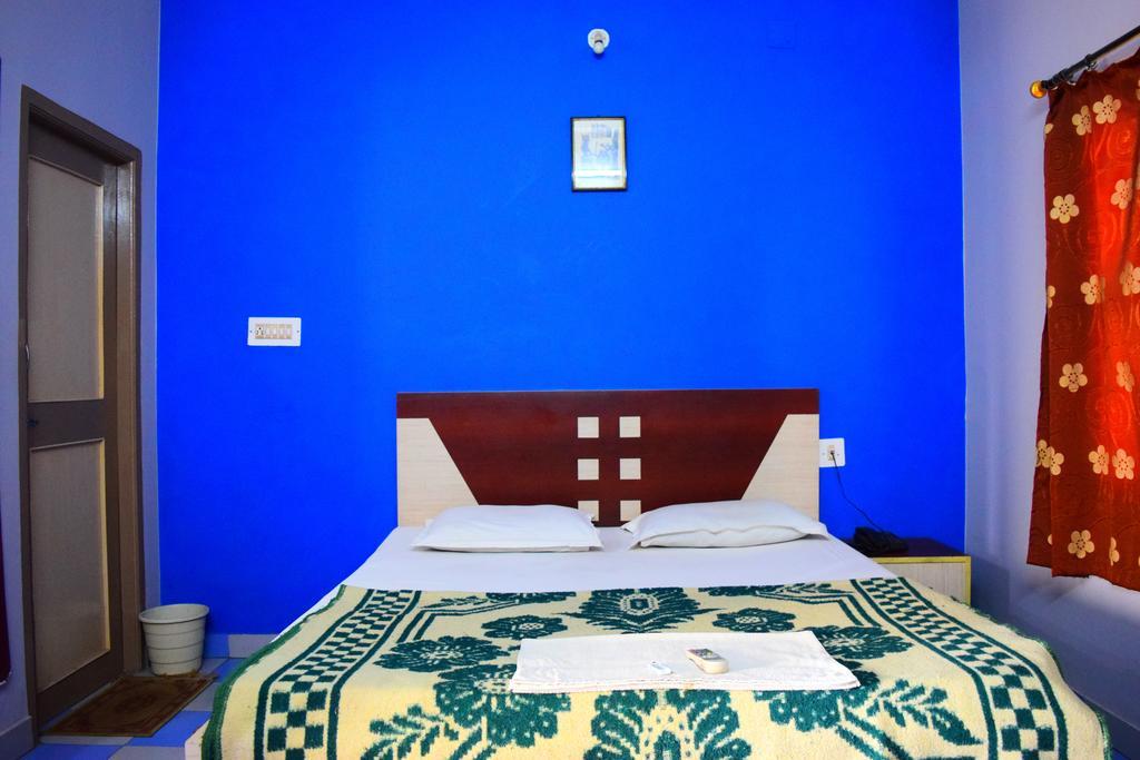 Golden Dust Hotel Puri Room photo