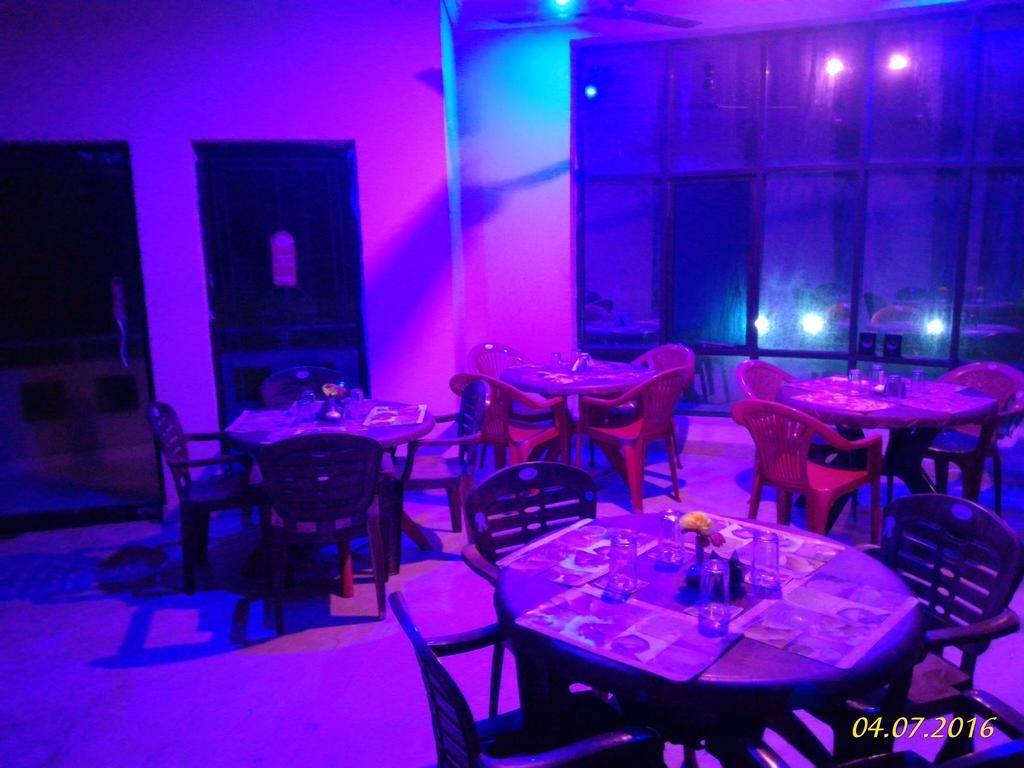 Golden Dust Hotel Puri Exterior photo