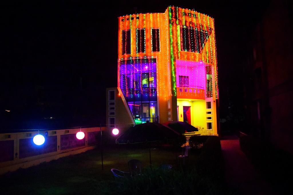 Golden Dust Hotel Puri Exterior photo